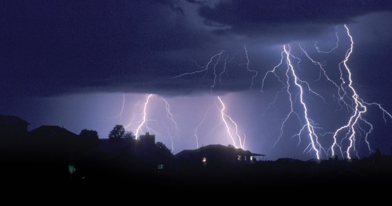 Instytut Meteorologii i Gospodarki Wodnej wydał ostrzeżenia meteorologiczne dla aż 13 województw. W nocy mogą wystąpić tam silne burze z gradem. Najgorzej może być na Dolnym Śląsku.