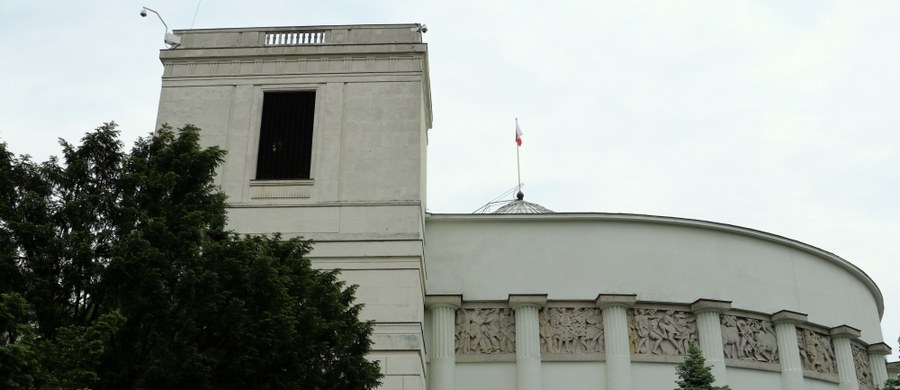 Zwolniony wicedyrektor Biura Analiz Sejmowych pozywa Kancelarię Sejmu. Jak dowiedział się reporter RMF FM Grzegorz Kwolek, do sądu pracy właśnie trafił pozew Jakuba Borawskiego w sprawie nieuzasadnionego zwolnienia. Borawski został zwolniony z Biura Analiz na miesiąc przed objęciem emerytalnym okresem ochronnym. 