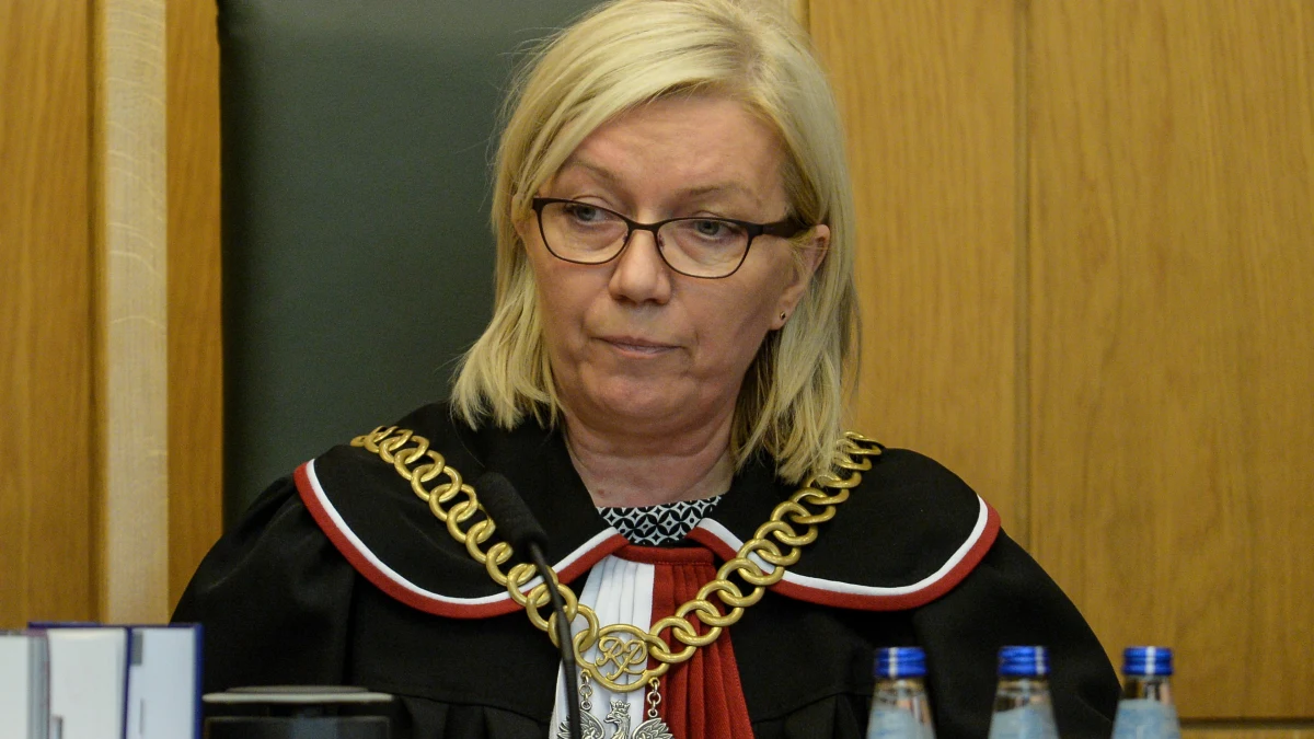 Bezprecedensowa decyzja warszawskiego sądu rejonowego. Na dzisiejszej rozprawie sędzia odroczył bezterminowo proces wytoczony Trybunałowi Konstytucyjnemu, bo... jego zdaniem obecne władze TK - w tym prezes Trybunału Julia Przyłębska - mogły zostać wybrane niezgodnie z prawem. To pierwsza tego typu decyzja w Polsce. Jest już ostra reakcja Trybunału, premier Beaty Szydło i ministra sprawiedliwości Zbigniewa Ziobry. 