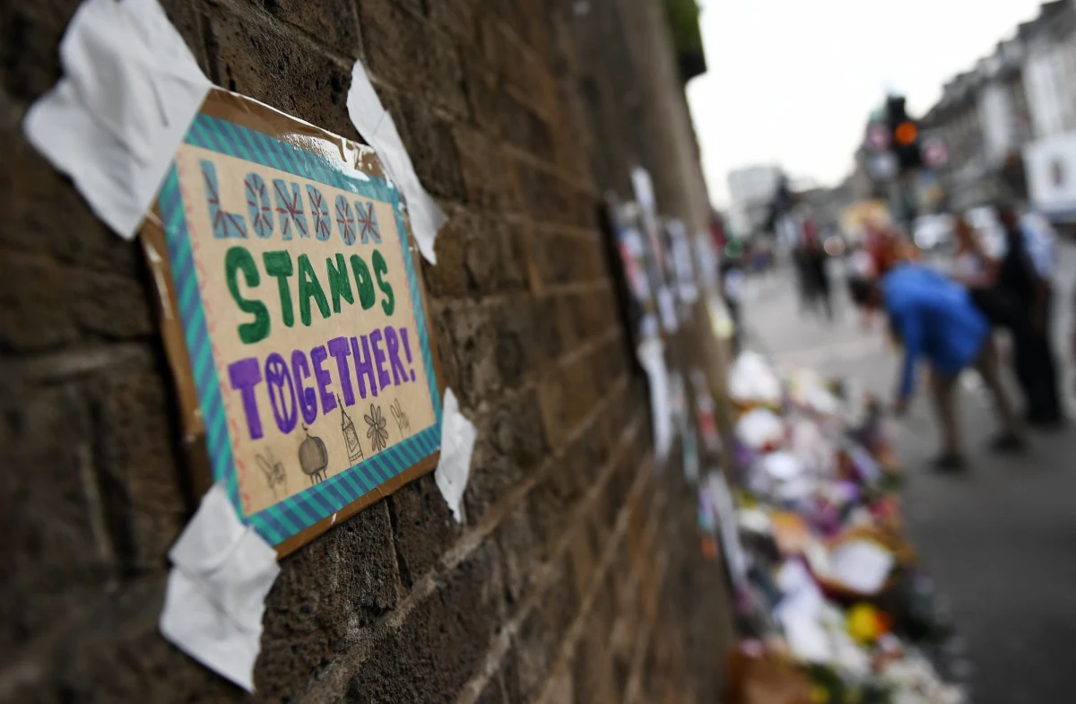 ​Sprawca zamachu w Londynie na muzułmanów obok meczetu w Finsbury Park, Darren Osborne, usłyszał zarzuty związanego z terroryzmem zabójstwa oraz usiłowania zabójstwa - podała brytyjska prokuratura. W ataku zginęła jedna osoba, a 11 zostało rannych. Jeszcze w piątek pochodzący z Cardiff w Walii 47-latek ma po raz pierwszy stanąć przed sądem w Londynie.