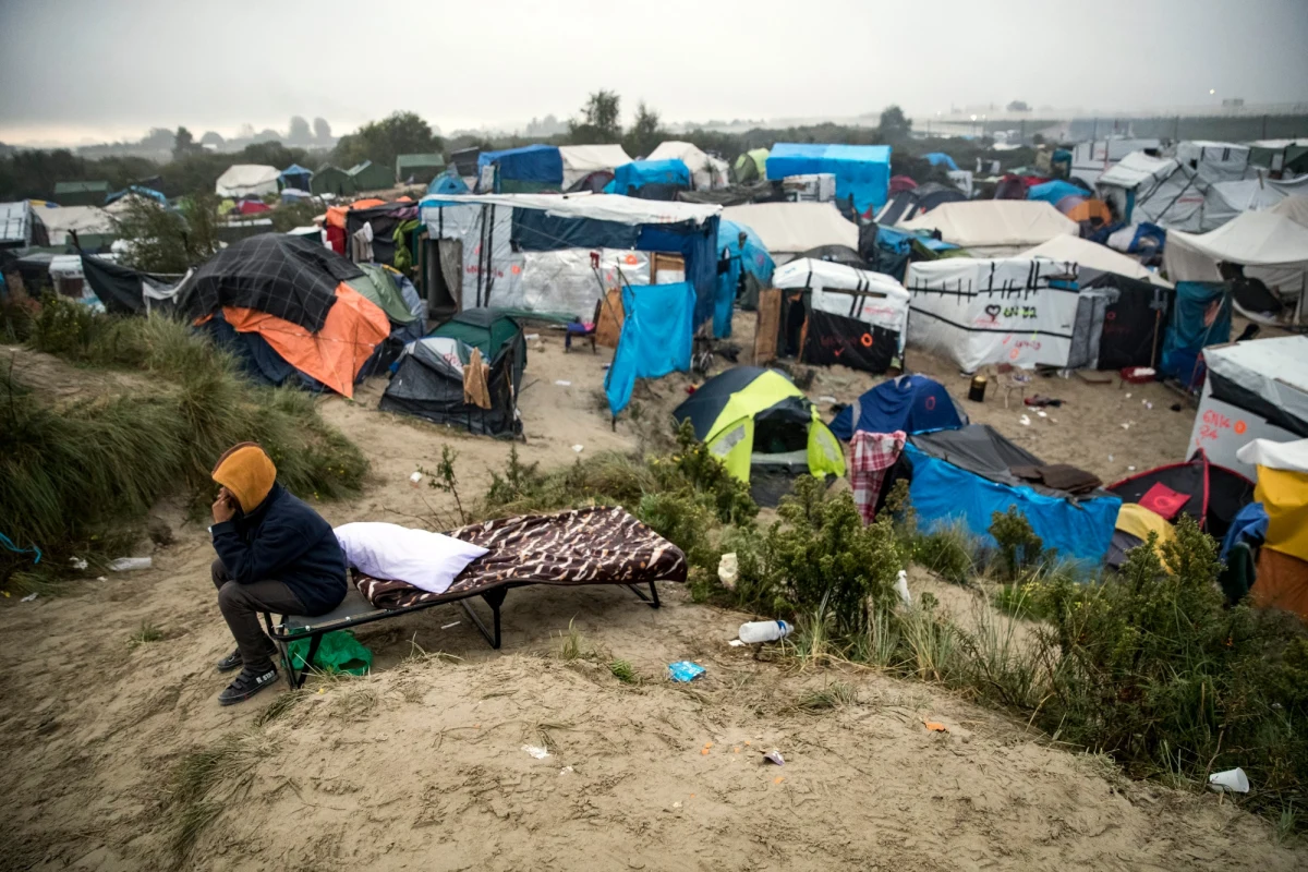 ​Szef francuskiego MSW Gerard Collomb oświadczył, że rząd nie będzie tworzył w Calais nowego ośrodka dla migrantów, o co apelowały organizacje charytatywne. Mimo likwidacji jesienią obozowiska uchodźców kilkuset migrantów znów przybyło w te okolice.