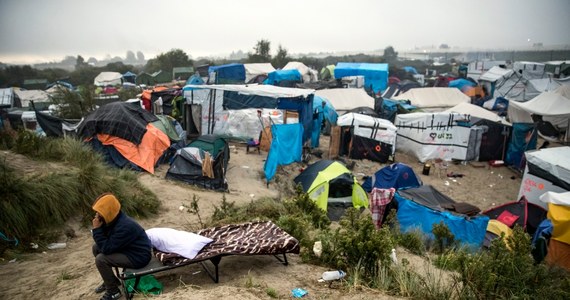 ​Szef francuskiego MSW Gerard Collomb oświadczył, że rząd nie będzie tworzył w Calais nowego ośrodka dla migrantów, o co apelowały organizacje charytatywne. Mimo likwidacji jesienią obozowiska uchodźców kilkuset migrantów znów przybyło w te okolice.