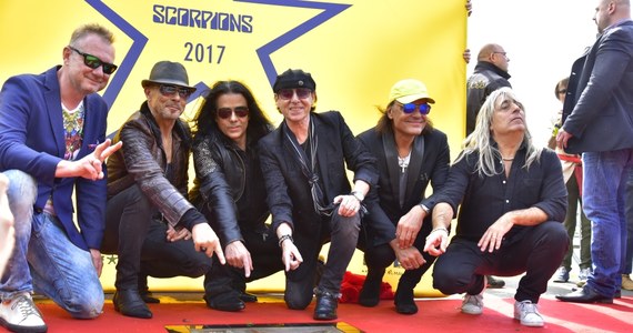 Legendarna grupa rockowa The Scorpions odsłoniła swoją gwiazdę w Alei Gwiazd w Krakowie. Na małej scenie na bulwarze Czerwieńskim zaśpiewali wraz ze zgromadzonymi fanami przebój "Wind of change". W sobotę zespół wystąpi na Life Festival Oświęcim.