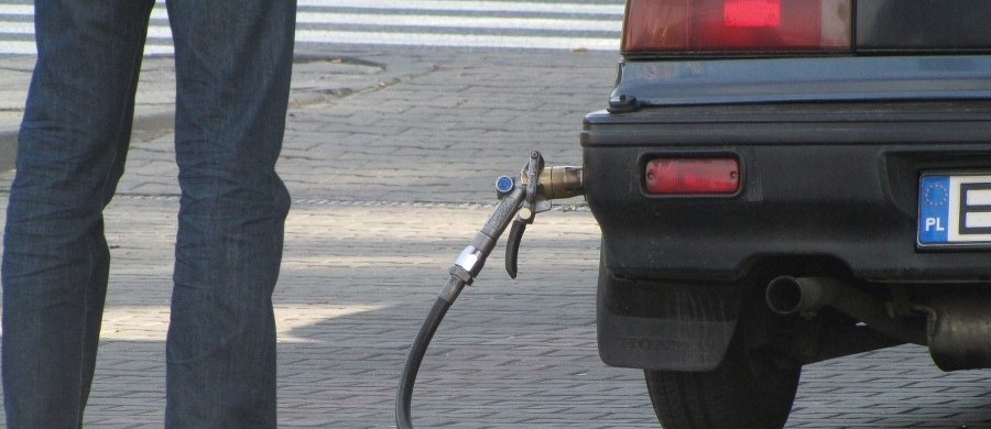 ​Można śmielej planować wakacyjne wyjazdy. W ostatni dzień szkoły i pierwszy dzień wakacji ceny paliw spadają. Można znaleźć stacje z cenami poniżej 4 złotych za litr.