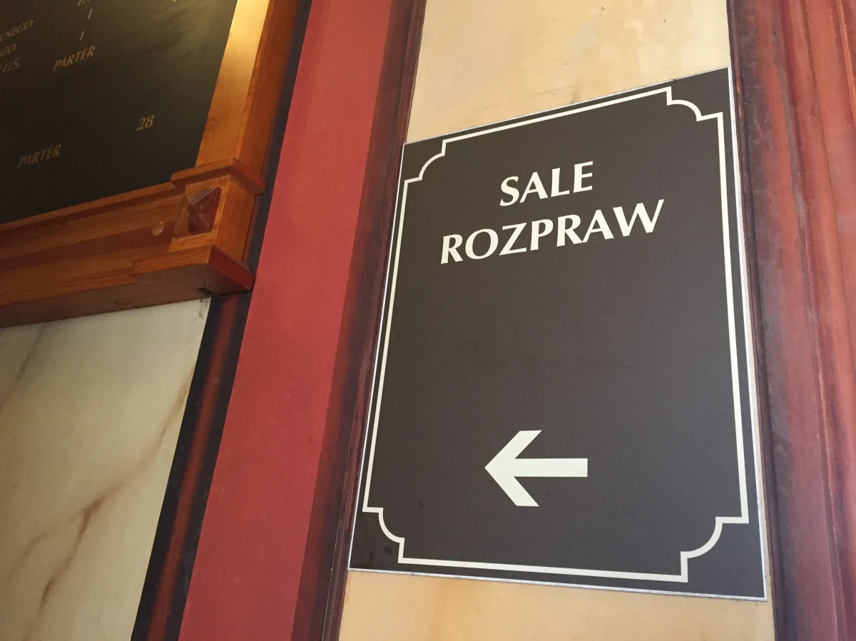 ​Kolejne dwie nieletnie zostały umieszczone w młodzieżowym ośrodku wychowawczym, a dwie inne zostały objęte nadzorem kuratora - taką decyzję podjął w piątek gdański sąd w procesie ws. pobicia gimnazjalistki przed szkołą w Gdańsku, w połowie maja. Wcześniej, do młodzieżowego ośrodka wychowawczego trafiły dwie nieletnie, a wobec jednej zastosowano dozór kuratora.