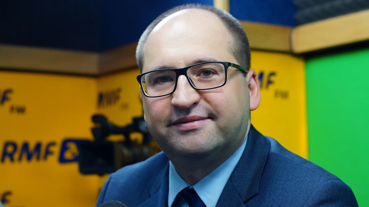 "Wszyscy mówią o spotkaniu, którego nie ma i które nigdy nie było planowane, nikt o takie spotkanie nie występował" - tak Adam Bielan skomentował w rozmowie z Krzysztofem Ziemcem w RMF FM doniesienia o możliwym lipcowym spotkaniu Jarosława Kaczyńskiego z Donaldem Trumpem. "Myślę, że służby dyplomatyczne i amerykańscy politycy mają nieskrępowany dostęp do Jarosława Kaczyńskiego i rozmaite ustalenia mogą być toczone niezależnie od spotkań na szczycie Trójmorza, natomiast my nigdy nie zabiegaliśmy o krótkie spotkanie, powiedziałbym: kurtuazyjne - każdy, kto zna Jarosława Kaczyńskiego, wie, że to jest ostatnia rzecz, której on potrzebuje" - podkreślił Bielan. Pytany o możliwe zmiany w rządzie po Kongresie Zjednoczonej Prawicy, ujawnił: "Z tego, co wiem, żadne poważniejsze zmiany personalne nie są planowane w te wakacje".