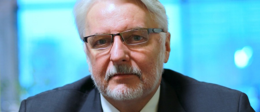 Szef MSZ Witold Waszczykowski wręczył w imieniu prezydenta nominacje trzem ambasadorom: Urszuli Doroszewskiej, która będzie reprezentować Polskę na Litwie, Jarosławowi Suchoplesowi - w Finlandii i Waldemarowi Dubaniowskiemu, który obejmie placówkę w Tajlandii. Do uroczystości doszło po wielotygodniowym sporze pomiędzy Ministerstwem Spraw Zagranicznych a Pałacem Prezydenckim, który ujawnił nasz dziennikarz Patryk Michalski. 