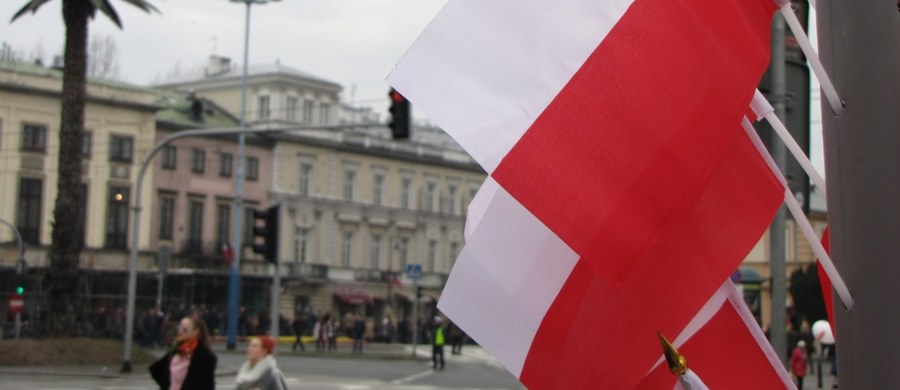 ​O tym, jak śpiewać polski hymn bez błędów i prawidłowo rozumieć jego przesłanie, przypomina w swoim poradniku MSWiA. "Śpiewając słowa ‘Jeszcze Polska nie zginęła’ mamy powody do dumy" - podkreśla szef MSWiA Mariusz Błaszczak.