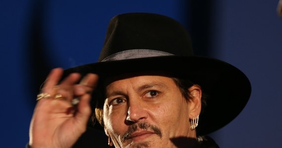 Glastonbury, Wielka Brytania. Johnny Depp zjawił się na festiwalu Glastonbury, gdzie w ramach Cineramageddon - festiwalowego kina samochodowego - zaprezentował swój film "Rozpustnik" z 2004 roku. Gwiazdor zaskoczył publiczność wypowiedzią dotyczącą... zabicia prezydenta. 