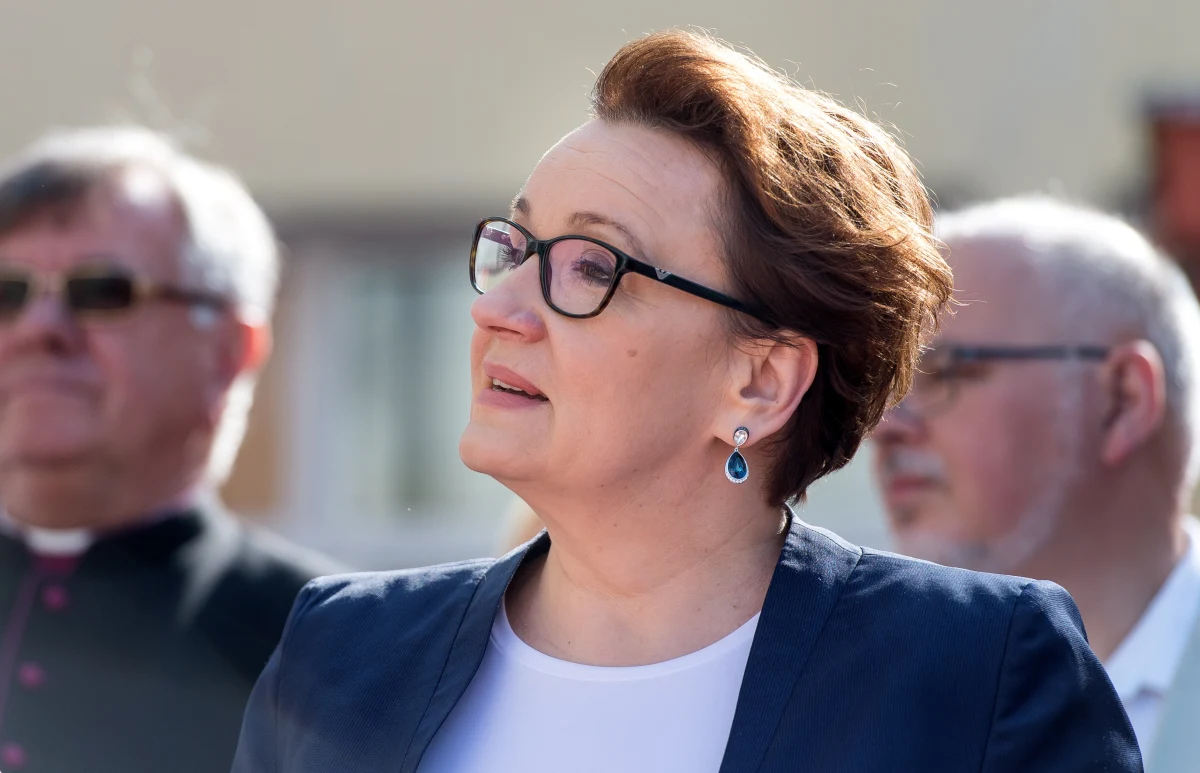 O losach wniosku ws. referendum edukacyjnego zdecydują posłowie; skierowanie go do komisji było jedyną możliwą ustawową procedurą w tym przypadku - przekonywała minister edukacji narodowej Anna Zalewska, pytana w TVP Info, czy głosowanie w tej sprawie ma jeszcze sens. Obywatelski wniosek o przeprowadzenie ogólnokrajowego referendum w sprawie reformy edukacji został skierowany w czwartek do sejmowej Komisji Ustawodawczej.