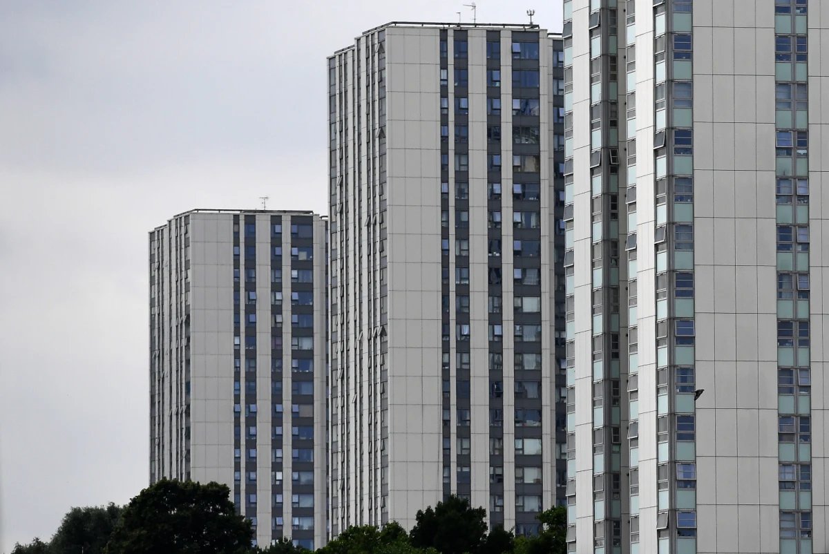 Pięć bloków, w których znajduje się 800 mieszkań, zostało ewakuowanych przez władze dzielnicy Camden w północnym Londynie. Obawiano się, że elewacja budynków może być łatwopalna.
