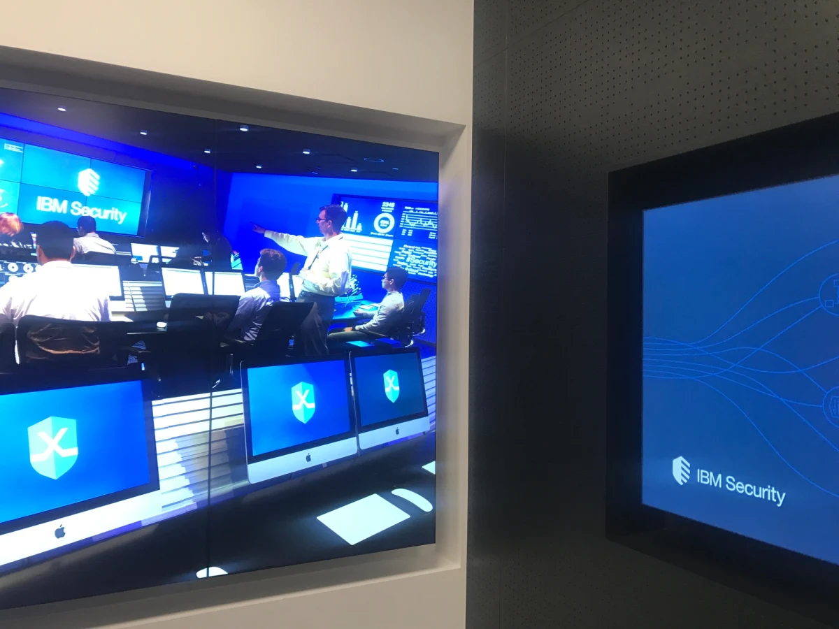 Operacyjne Centrum Bezpieczeństwa IBM we Wrocławiu to bohater naszego niedzielnego cyklu: Twoje Niesamowite Miejsce w Faktach RMF FM. Analitycy przez całą dobę, siedem dni w tygodniu, monitorują tam cyberprzestrzeń i przewidują, gdzie i jak mogą zaatakować hakerzy. Pracownicy Centrum współpracują również z organami ścigania. Globalna sieć X-Force Command Centers, do której należy jednostka, tylko w ciągu miesiąca, wychwytuje trylion ataków hakerskich i innych zagrożeń dla cyberbezpieczeństwa. Trylion to jedynka i 18 zer. Chodzi więc o 1 000 000 000 000 000 000 incydentów! To jedno z najnowocześniejszych tego typu centrów w Europie. 