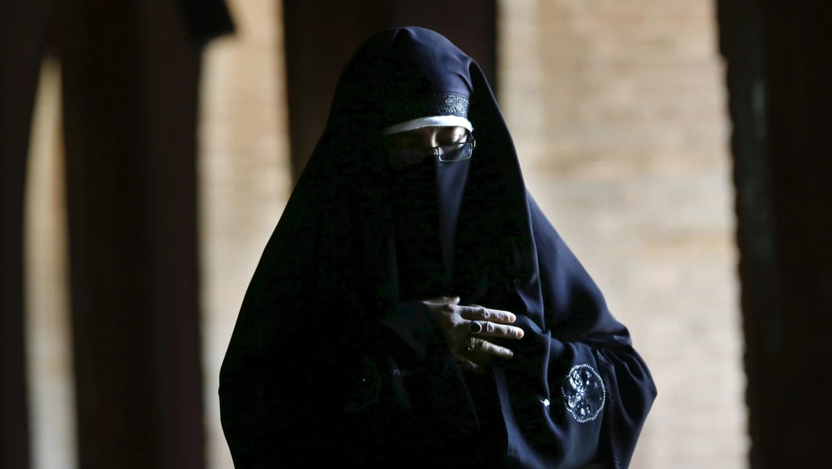 26-letnia Włoszka została zatrzymana w rejonie Turynu pod zarzutem międzynarodowego terroryzmu i powiązań z Państwem Islamskim. W wyniku śledztwa ustalono, że kobieta, która przeszła na islam, uległa radykalizacji i uczestniczyła w walkach dżihadystów w Syrii.