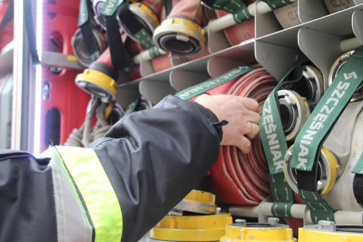 Ponad dwie godziny trwało gaszenie hali w zakładzie produkującym europalety w Chynowie na Mazowszu. W nocy wybuchł tam pożar, który objął cały zakład o powierzchni 1000 metrów kwadratowych. Nikt w nim nie ucierpiał.