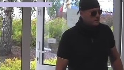 Olsztyńska policja poszukuje sprawcy napadu na bank. Rozpoznajesz go?