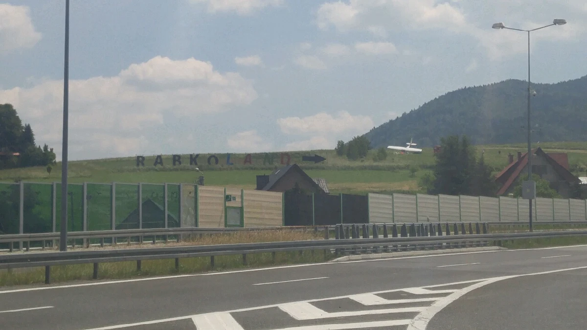 Awaryjne lądowanie awionetki w Lubniu koło małopolskich Myślenic. Na szczęście nikomu nic się nie stało. Informację w tej sprawie i zdjęcia rozbitej maszyny dostaliśmy od Słuchaczy na Gorącą Linię RMF FM.