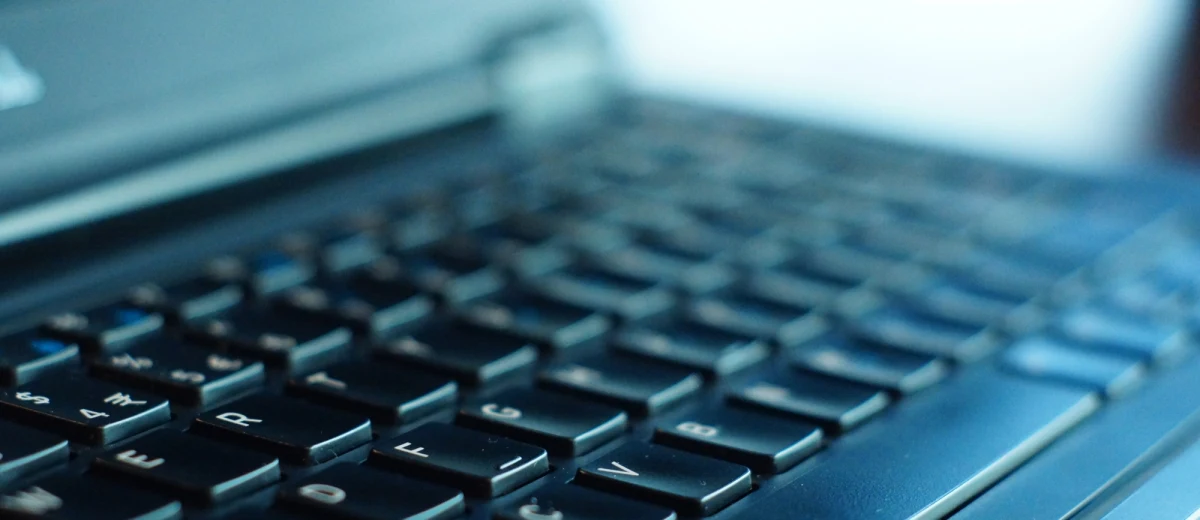 Pytanie o to, czy „witać“ w mailach to już niemal klasyk z dziedziny savoir-vivre’u i etykiety w biznesie. Właściwa odpowiedź na to pytanie, a już tym bardziej codzienna dobra praktyka, to rzecz, niestety, o wiele rzadsza. W dzisiejszym odcinku opowiadam między innymi o tym, jak najlepiej rozpoczynać wiadomości mailowe i jak je kończyć, a kiedy i w jakich sytuacjach… „witać“.