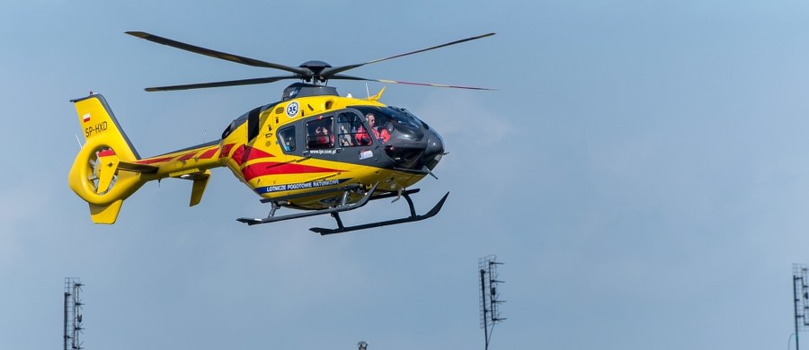 Dramatyczny wypadek w Myszkowie w Śląskiem. Z okna na drugim piętrze wypadło 14-miesięczne dziecko. Przytomne trafiło do szpitala. Jego życiu nie zagraża niebezpieczeństwo.