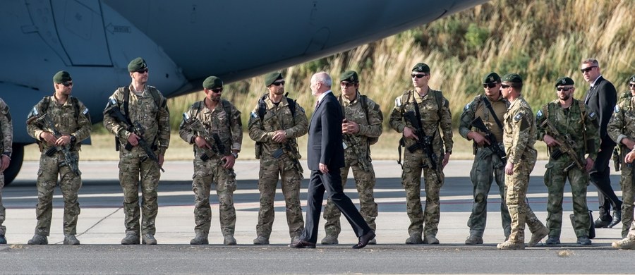 ​Szef MON Antoni Macierewicz powitał w sobotę na wrocławskim lotnisku żołnierzy wojsk specjalnych, którzy w ostatnich miesiącach pełnili służbę w Afganistanie. Wskazał, że są wśród nich ci, którzy uczestniczyli w akcji odbicia więźniów przetrzymywanych przez talibów.
