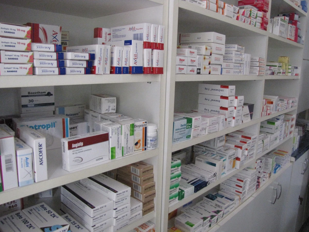 Prawo otwierania nowych aptek mają tylko farmaceuci - to efekt zmian w prawie farmaceutycznym, które w niedzielę weszły w życie. Nowe apteki nie będą też mogły być otwierane w pobliżu już istniejących. Zgodnie z nowymi przepisami zezwolenie na prowadzenie apteki będzie mógł uzyskać jedynie farmaceuta posiadający prawo wykonywania zawodu, prowadzący jednoosobową działalność gospodarczą, a także spółka jawna lub spółka partnerska, której przedmiotem działalności jest wyłącznie prowadzenie aptek, i w której wspólnikami (partnerami) są wyłącznie farmaceuci.