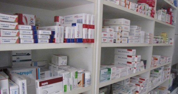 Prawo otwierania nowych aptek mają tylko farmaceuci - to efekt zmian w prawie farmaceutycznym, które w niedzielę weszły w życie. Nowe apteki nie będą też mogły być otwierane w pobliżu już istniejących. Zgodnie z nowymi przepisami zezwolenie na prowadzenie apteki będzie mógł uzyskać jedynie farmaceuta posiadający prawo wykonywania zawodu, prowadzący jednoosobową działalność gospodarczą, a także spółka jawna lub spółka partnerska, której przedmiotem działalności jest wyłącznie prowadzenie aptek, i w której wspólnikami (partnerami) są wyłącznie farmaceuci.