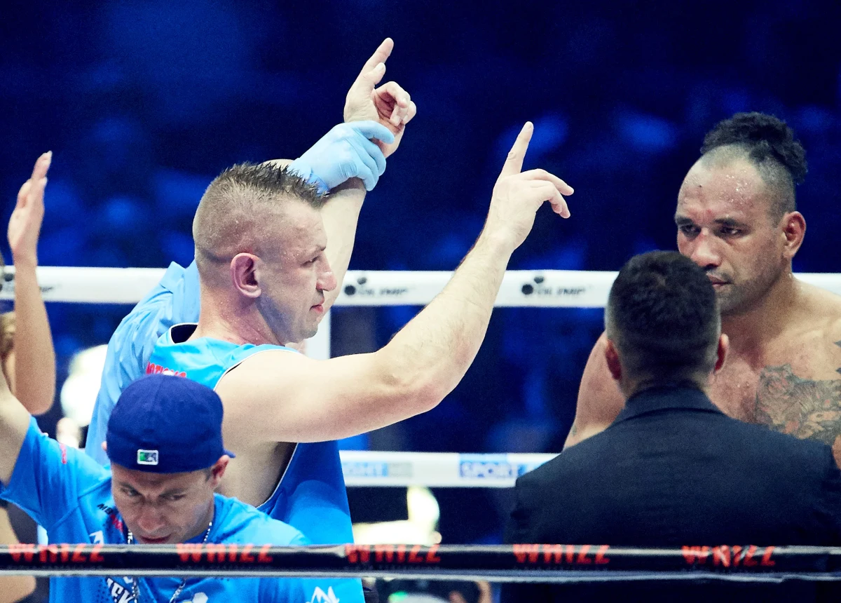 Tomasz Adamek na gali  Polsat Boxing Night w Gdańsku pokonał na punkty w wadze ciężkiej Australijczyka Solomona Haumono. Swoje pojedynki w kategorii junior ciężkiej wygrali także Krzysztof Głowacki i Mateusz Masternak. Ostatni raz Tomasz Adamek pojawił się w ringu 2 kwietnia 2016 w Krakowie, kiedy przez techniczny nokaut w 10 rundzie przegrał z Amerykaninem Erikiem Moliną. 
