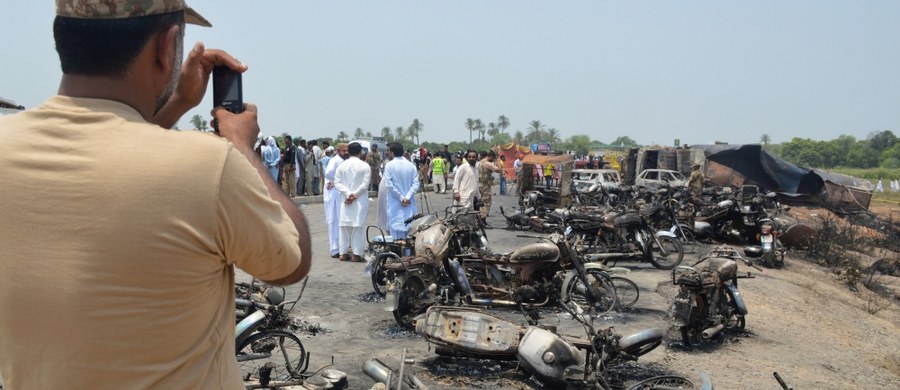 Do 148 osób wzrosła liczba osób, które zginęły w Pakistanie, gdy zapaliła się ciężarówka transportująca paliwo, która wcześniej uległa wypadkowi. Wśród zabitych są osoby, które przyszły na miejsce wypadku i próbowały zbierać wyciekające paliwo.