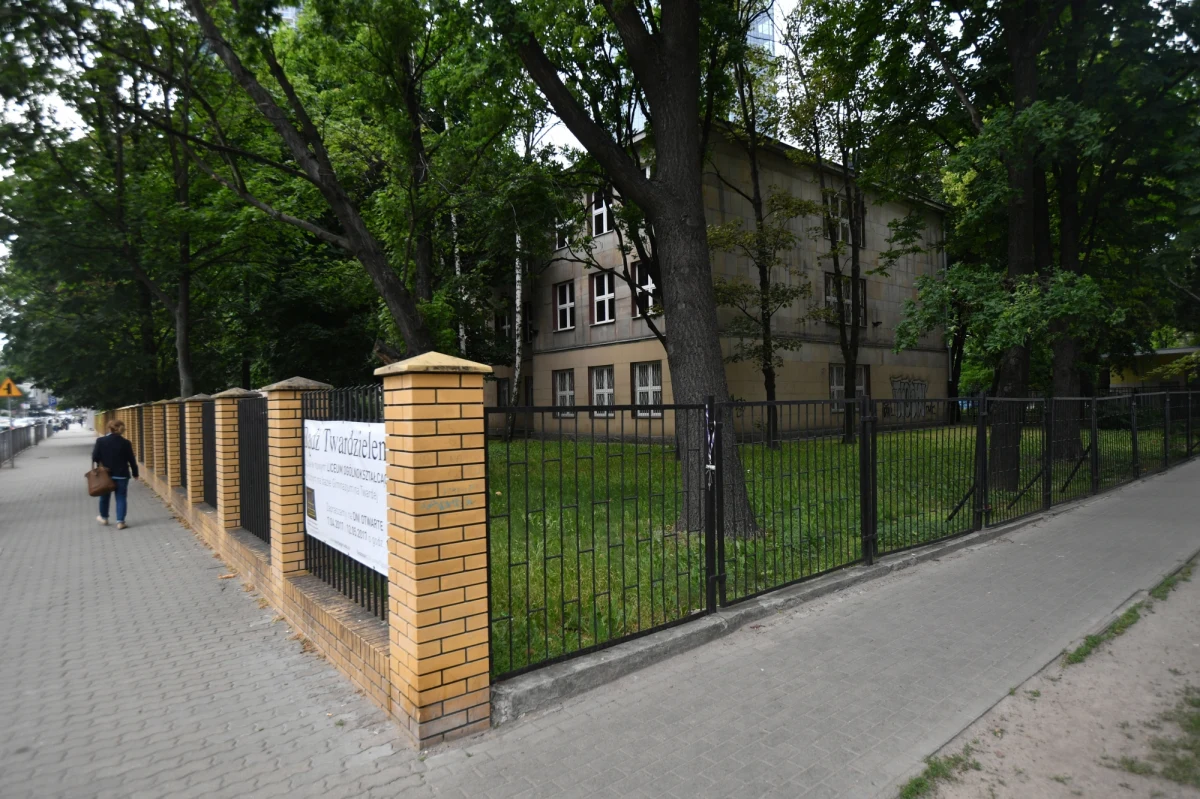 W poniedziałek zaplanowano pierwszą rozprawę przed komisją weryfikacyjną ds. reprywatyzacji. Komisja ma się zająć sprawą nieruchomości przy ul. Twardej 8 i 10 w Warszawie. Jako świadkowie mają zeznawać m.in. urzędnicy ratusza. Przewodniczącym komisji został powołany na to stanowisko przez premier Beatę Szydło wiceminister sprawiedliwości Patryk Jaki. W skład komisji weszli również wybrani przez Sejm kandydaci: PiS - Łukasz Kondratko, Jan Mosiński, Paweł Lisiecki i Sebastian Kaleta; PO - Robert Kropiwnicki; Nowoczesnej - Paweł Rabiej; Kukiz'15 - Adam Zieliński i PSL - Bartłomiej Opaliński.