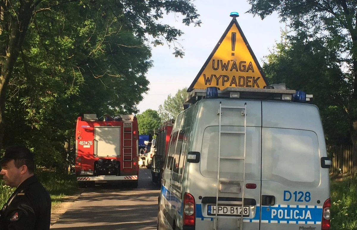 Policja w Wejherowie na Pomorzu wyjaśnia okoliczności tragicznego wypadku, do którego doszło w nocy z soboty na niedzielę. 23-letni kierowca uderzył w parkujący na poboczu quad. Obok stały dwie osoby, które zginęły na miejscu. Kierujący Audi dziś ma zostać przesłuchany. Na razie nie wiadomo, jakie usłyszy zarzuty, bo wszystko zależy od wyników badań na obecność alkoholu we krwi. Po wypadku, 23-latek nie chciał poddać się badaniu alkomatem. 