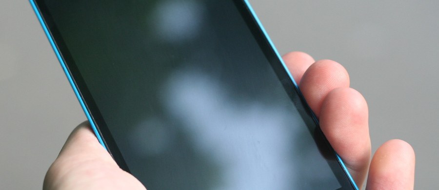 Policjanci z Dzerżoniowa w województwie dolnośląskim zatrzymali 24-latka, który zadzwonił do Wojewódzkiego Centrum Powiadamiania Ratunkowego we Wrocławiu i zażądał od dyspozytora 700 tysięcy złotych. Groził, że jeżeli jego żądanie nie zostanie spełnione, wysadzi budynek w powietrze.