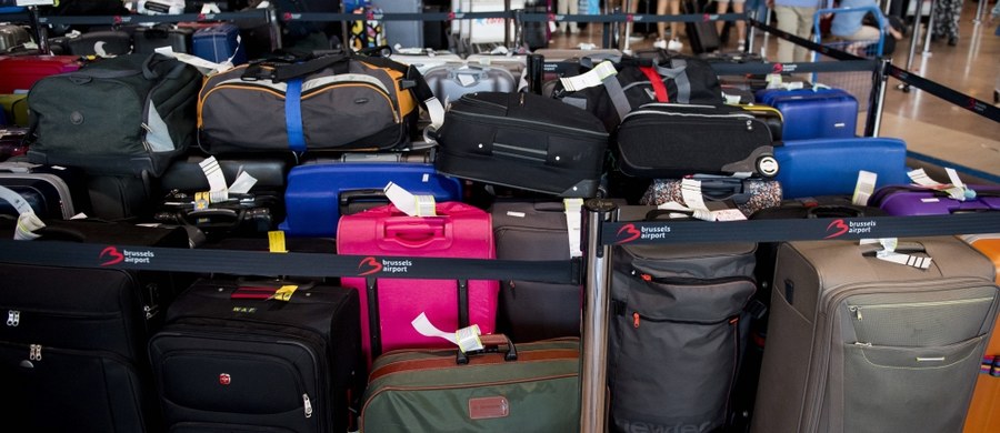 ​Pozostawiony na lotniskach bez opieki bagaż traktowany jest jako potencjalne zagrożenie. Warto pilnować toreb i walizek, by uniknąć problemów - radzi w związku z rozpoczęciem wakacji Straż Graniczna. Za pozostawienie bagażu bez opieki grozi 500 zł mandatu.