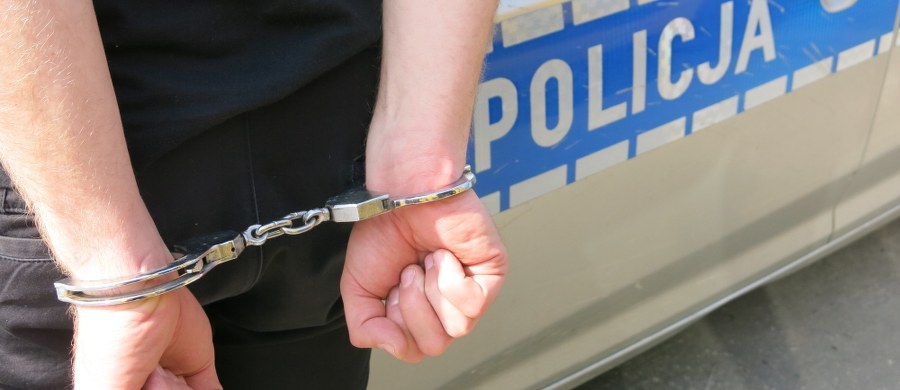 ​Policyjny pościg na osiedlu Bolesława Śmiałego w Poznaniu za mężczyzną podejrzewanym o kradzieże samochodów. Mężczyzna na widok funkcjonariuszy, którzy chcieli go zatrzymać zaczął uciekać. Jednego z policjantów zepchnął ze skarpy, po czym został zatrzymany na terenie ogródków działkowych.