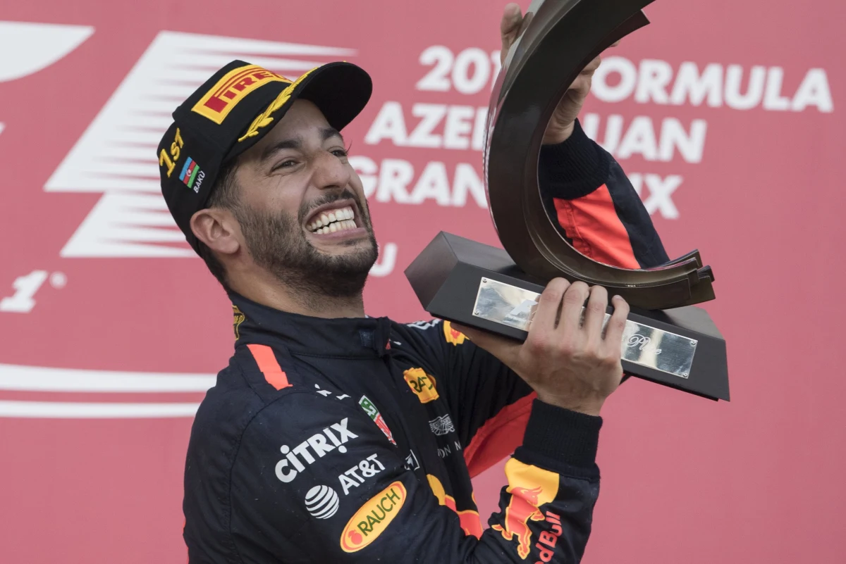 ​Australijczyk Daniel Ricciardo z teamu Red Bull wygrał wyścig Formuły 1 o Grand Prix Azerbejdżanu na ulicznym torze w Baku. To jego pierwszy triumf w tegorocznym sezonie, a piąty w karierze. Drugie miejsce zajął Fin Valtteri Bottas z Mercedesa GP, a na trzecim niespodziewanie uplasował się Kanadyjczyk Lance Stroll z Williamsa, który zresztą został wyprzedzony przez fińskiego rywala na ostatniej prostej.