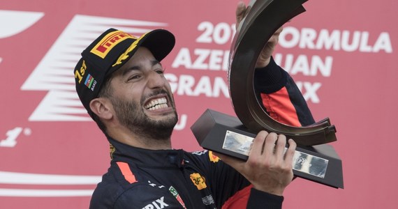 ​Australijczyk Daniel Ricciardo z teamu Red Bull wygrał wyścig Formuły 1 o Grand Prix Azerbejdżanu na ulicznym torze w Baku. To jego pierwszy triumf w tegorocznym sezonie, a piąty w karierze. Drugie miejsce zajął Fin Valtteri Bottas z Mercedesa GP, a na trzecim niespodziewanie uplasował się Kanadyjczyk Lance Stroll z Williamsa, który zresztą został wyprzedzony przez fińskiego rywala na ostatniej prostej.