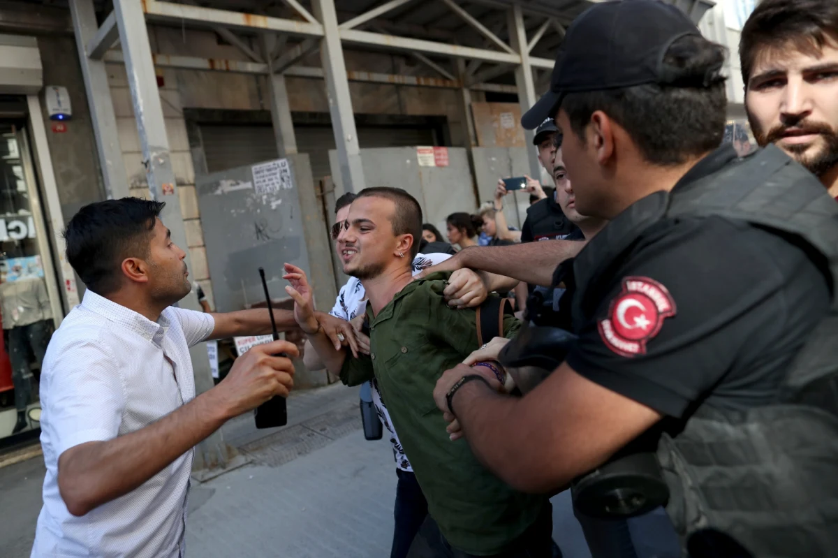 ​Policja w Stambule użyła kauczukowych kul, by rozpędzić liczącą około 40 osób grupę demonstrantów, którzy mimo oficjalnego zakazu zebrali się na placu Taksim w centrum miasta i zamierzali maszerować w paradzie równości Gay Pride.