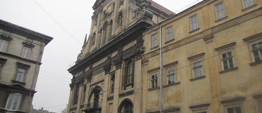 ​Po miesiącach sporów między merem Lwowa Andrijem Sadowym a centralnymi władzami Ukrainy z lwowskich ulic zaczęto wywozić zalegające śmieci. Rozwiązanie problemu poprzedziły głodówki protestacyjne polityków oraz interwencja Wszechukraińskiej Rady Kościołów.