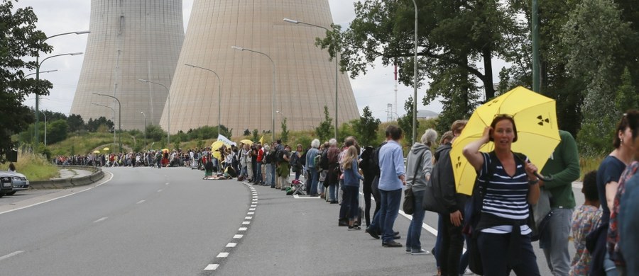 ​Około 50 tysięcy Belgów, Niemców i Holendrów utworzyło w niedzielę ludzki łańcuch ciągnący się przez 90 km, by domagać się natychmiastowego zamknięcia dwóch belgijskich reaktorów atomowych w elektrowniach w Doel i Tihange - poinformowali organizatorzy protestu. Ludzki łańcuch miał połączyć centralę nuklearną w Tihange na wschodzie Belgii z Liege, niemieckim Akwizgranem i Maastricht w Holandii.