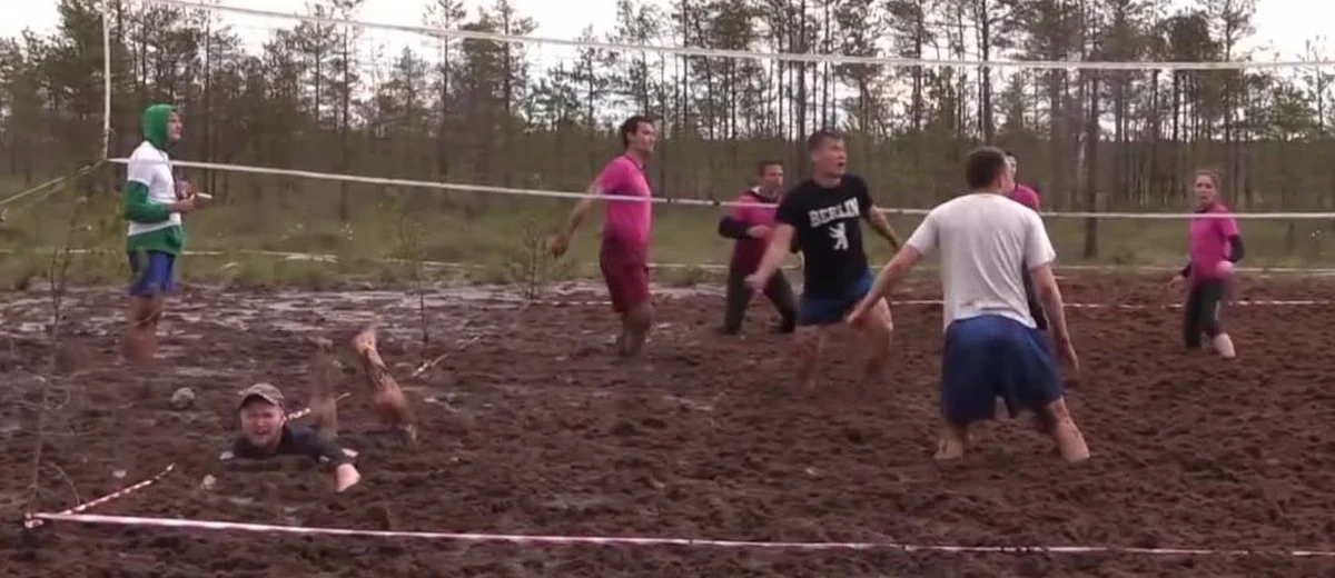 Nieopodal Sankt Petersburga trwają przygotowania do mistrzostw Rosji w siatkówce błotnej. Rywalizacja rozpocznie się w najbliższą sobotę - 1 lipca, a zawodnicy już testują warunki panujące na arenie zmagań. 