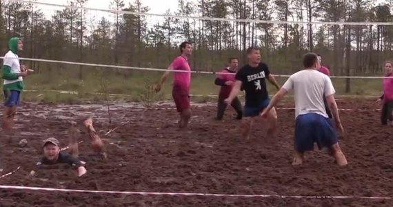 Nieopodal Sankt Petersburga trwają przygotowania do mistrzostw Rosji w siatkówce błotnej. Rywalizacja rozpocznie się w najbliższą sobotę - 1 lipca, a zawodnicy już testują warunki panujące na arenie zmagań. 