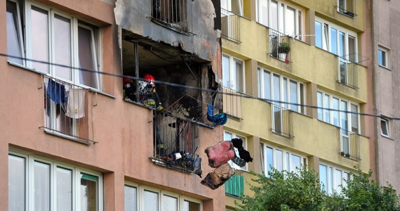 Osiem osób - w tym kobieta w ciąży - zostało poszkodowanych w wyniku eksplozji w wieżowcu przy ul. Ofiar Oświęcimia w Szczecinie. W mieszkaniu na trzecim piętrze wybuchł najprawdopodobniej gaz. Najpoważniej ranna jest starsza kobieta, w której mieszkaniu doszło do wybuchu.