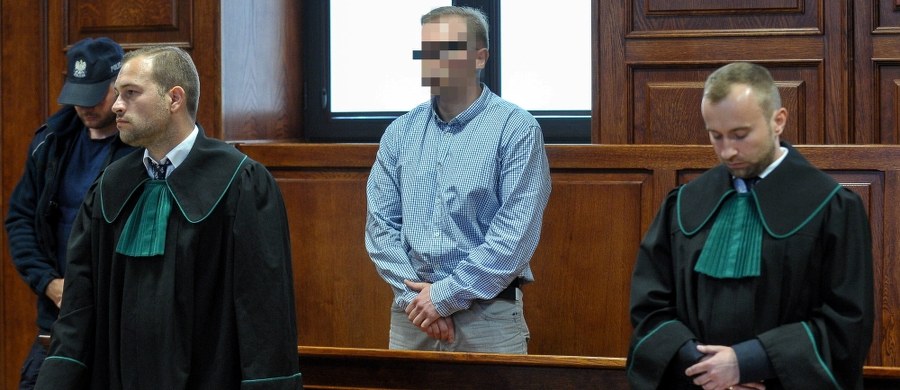 Karę dożywocia za zabójstwo czterech osób wymierzył w poniedziałek warszawski sąd Mariuszowi B. Skazany będzie mógł ubiegać się o przedterminowe zwolnienie po 40 latach. Mężczyzna na dożywocie został skazany już wcześniej. Rok temu wyrok uchylił sąd apelacyjny.