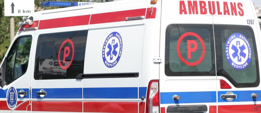 ​Siedem osób zostało rannych w zderzeniu cysterny i samochodu osobowego na drodze krajowej nr 12 w okolicach miejscowości Poniatów (Łódzkie). Wszyscy poszkodowani, w tym czworo dzieci, zostali przetransportowani do szpitala. Trasa jest całkowicie zablokowana.
