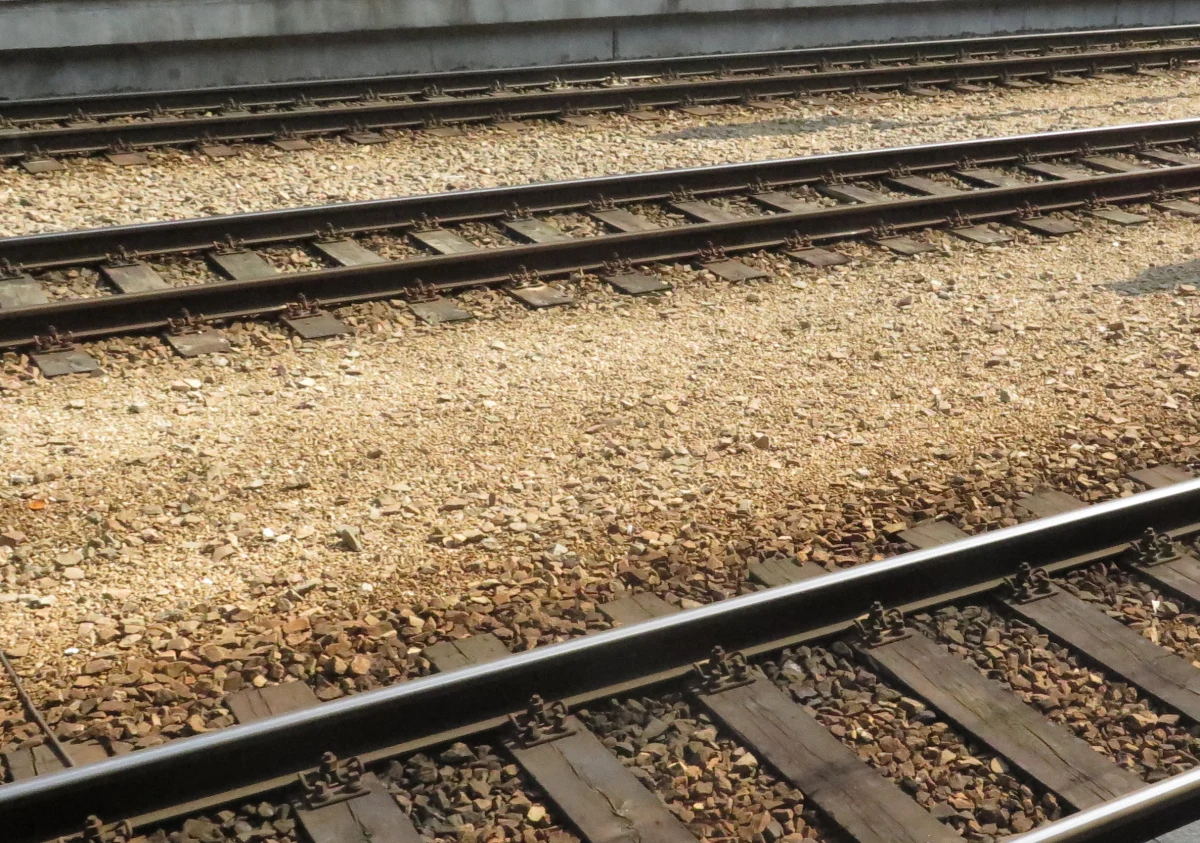 Tragiczny wypadek na przejeździe kolejowym na ulicy Transmisyjnej w Łodzi. Na miejscu zginęła jedna osoba. 