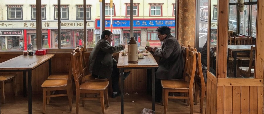 Wakacje to często czas wyjazdów do dalekich miejsc. W każdym z nich chcemy spróbować lokalnych potraw i w tym celu najczęściej idziemy do lokalnej restauracji. W każdym miejscu świata tradycje dotyczące dawania napiwków są inne. Czy wiecie, ile powinniście go zostawić?