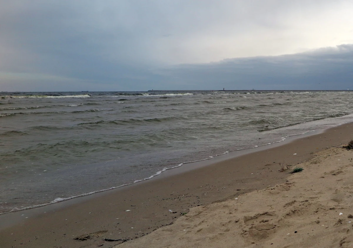 Ratownicy nie wznowią poszukiwań mężczyzny, który wszedł do morza w pobliżu falochronu zachodniego w Darłówku w Zachodniopomorskiem. Prowadzenie akcji ratunkowej uniemożliwiają fatalne warunki atmosferyczne – dowiedziała się nasza reporterka Aneta Łuczkowska. 