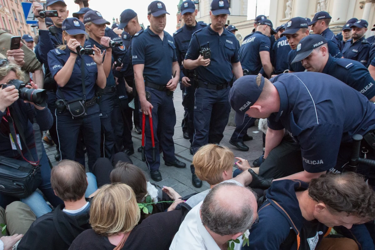 ​W sprawie zajść podczas obchodów miesięcznicy smoleńskiej 10 czerwca prowadzone jest dochodzenie dotyczące ewentualnego "złośliwego przeszkadzania aktom religijnym" - poinformował rzecznik prasowy Prokuratury Okręgowej w Warszawie prok. Michał Dziekański.