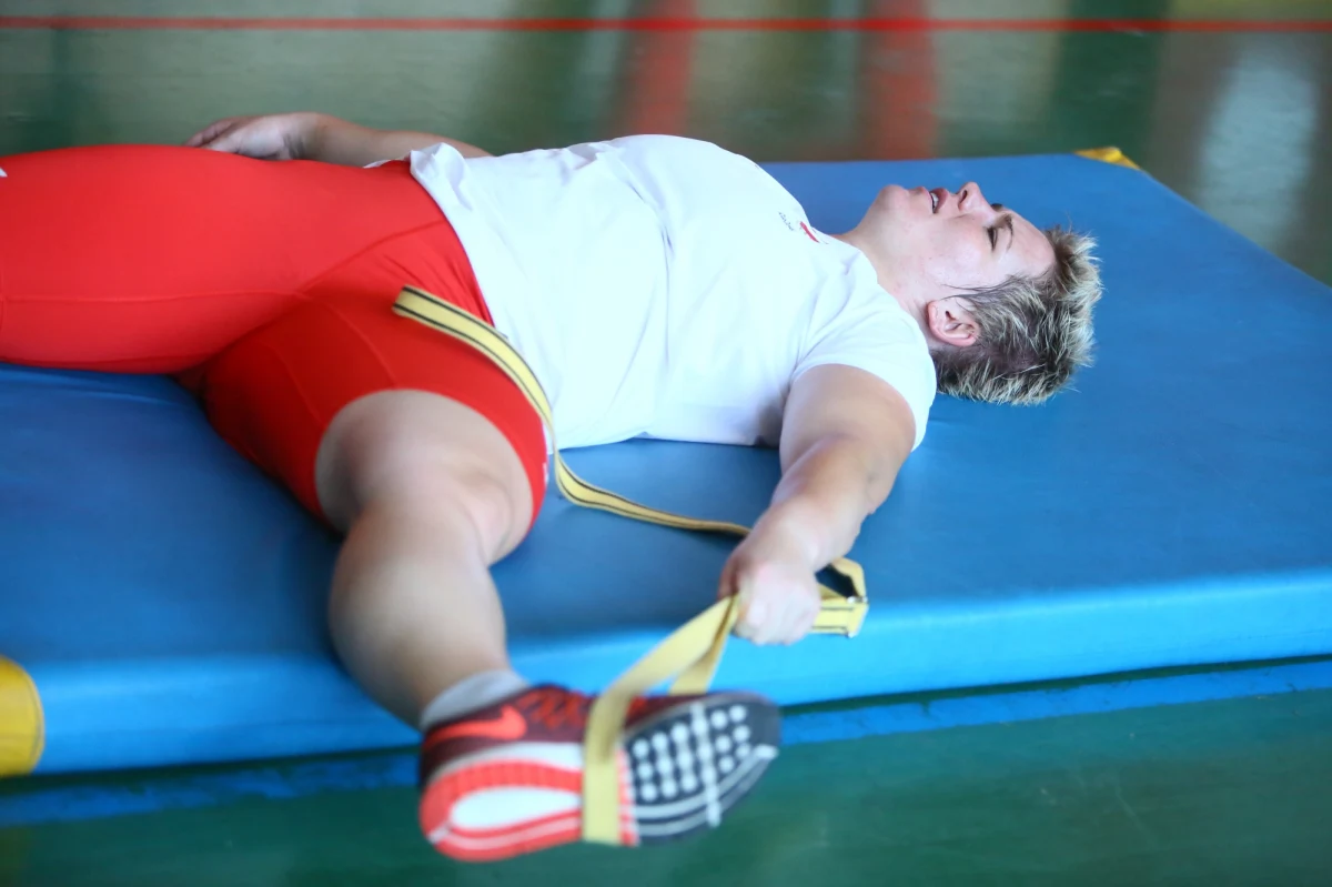 Rekordzistka świata w rzucie młotem Anita Włodarczyk jest po specjalistycznych badaniach, które musiała przejść w czwartek i piątek, a teraz czeka na wyniki. To dlatego nie poleciała na drużynowe mistrzostwa Europy. "Siedzę jak na szpilkach. Niecierpliwię się" - powiedziała PAP. Po wstępnych wynikach lekarze nie zabronili jej trenować i startować.