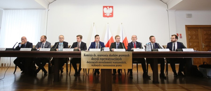 Jutro członkowie komisji weryfikacyjnej ds. reprywatyzacji w Warszawie pojadą do aresztu śledczego we Wrocławiu. Tam chcą przesłuchać zatrzymanych przez prokuraturę prawników uwikłanych w aferę reprywatyzacyjną - informuje dziennikarz RMF FM Mariusz Piekarski. 