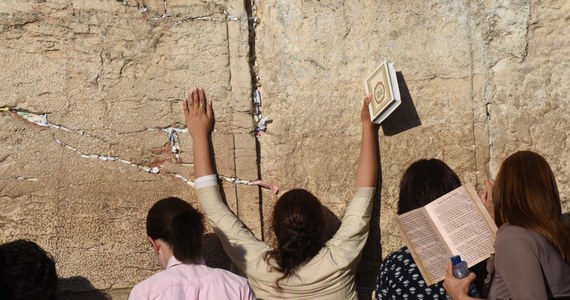 Wokół Ściany Płaczu w Jerozolimie, dokąd przyjeżdżają modlić się Żydzi z całego świata, rozpętały się polemiki. Premier Izraela Benjamin Netanjahu wycofał bowiem zgodę na wspólne modlitwy mężczyzn i kobiet w tym najświętszym miejscu judaizmu.