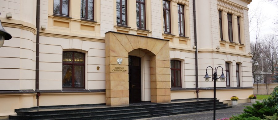 Radykalnie zmniejszyła się liczba pytań prawnych kierowanych przez sądy do Trybunału Konstytucyjnego – pisze "Dziennik Gazeta Prawna". Liczba pytań spadła w ciągu ostatnich miesięcy aż sześciokrotnie. O ile w 2015 r. wpłynęło ich do TK 135, o tyle rok później było ich już tylko 21 – wylicza "DGP".